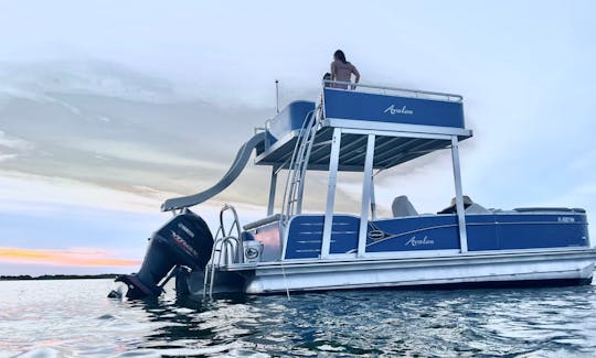 Tritoon “Sip N Slide 2" com escorregador em Clearwater Beach, Flórida