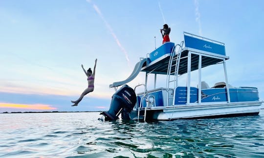 Tritoon “Sip N Slide 2" com escorregador em Clearwater Beach, Flórida