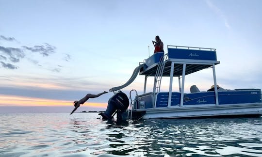 Tritoon “Sip N Slide 2" com escorregador em Clearwater Beach, Flórida