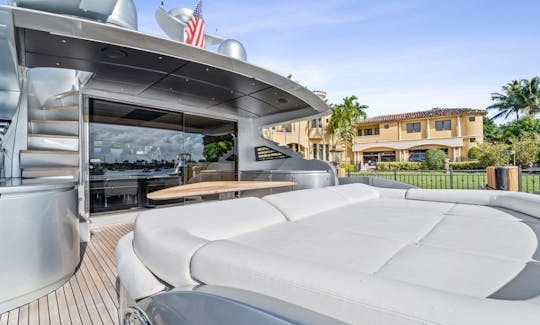 ¡El mejor yate de fiesta Pershing 94 «Jerico 5" con cabina de DJ en North Bay Village!