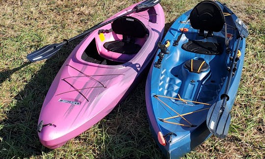 Dos kayaks, 1 para pescar y 1 para uso recreativo