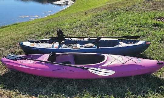 Dos kayaks, 1 para pescar y 1 para uso recreativo