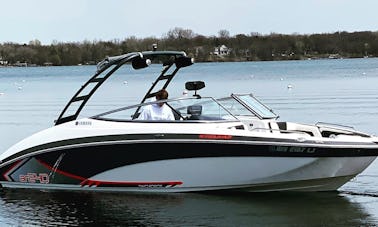 ¡Se proporciona un jet boat Yamaha de 24 pies en White Bear Lake-Captain!