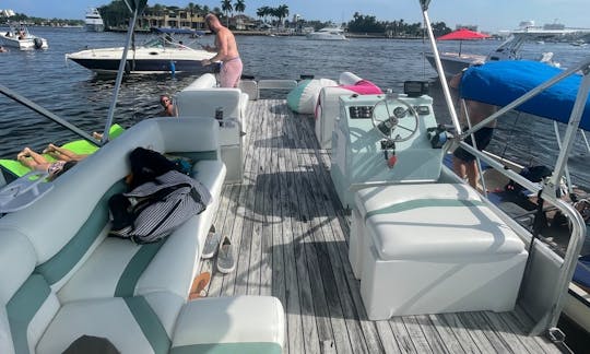 Party 2.0 25' Fischer Pontoon Rental in Fort Lauderdale, Florida