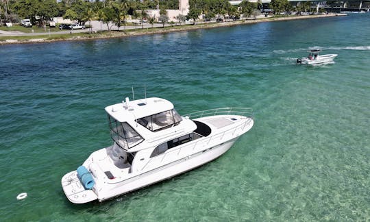 SIN CARGOS OCULTOS, ALQUILER DE YATE DE LUJO DE 52 PIES PARA FIESTA EN MIAMI, EXCELENTE UBICACIÓN