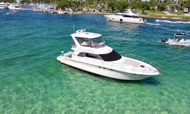 PAS DE FRAIS CACHÉS, LOCATION DE YACHT DE LUXE DE 52 PIEDS POUR UNE FÊTE À MIAMI, TRÈS BIEN SITUÉ