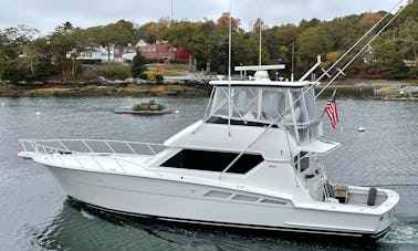 Yacht à moteur Hatteras de 50 pieds pour une croisière ou une visite touristique dans le port de Boothbay, dans le Maine