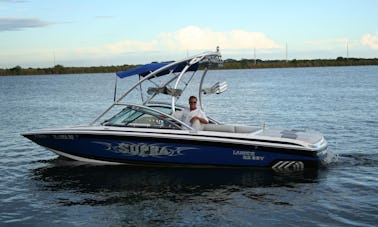 Supra 22 SSV Bowrider de 22 pés em Ruskin, em um lago de surf privado de wakeboard