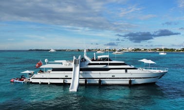110’ Versilcraft Mega Yacht with jacuzzi and slide in Cancún, Quintana Roo