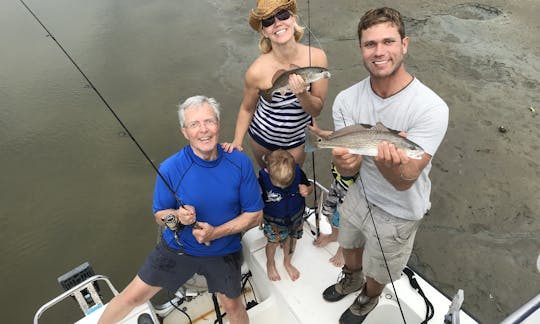 Console Mako Center de 22 pés para pesca e passeios de um dia em Folly Beach