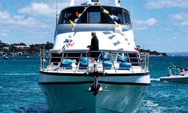 Charter de luxe Conquest de 70 minutes pour une croisière de 2 heures pour célébrer l'enterrement de vie de jeune fille