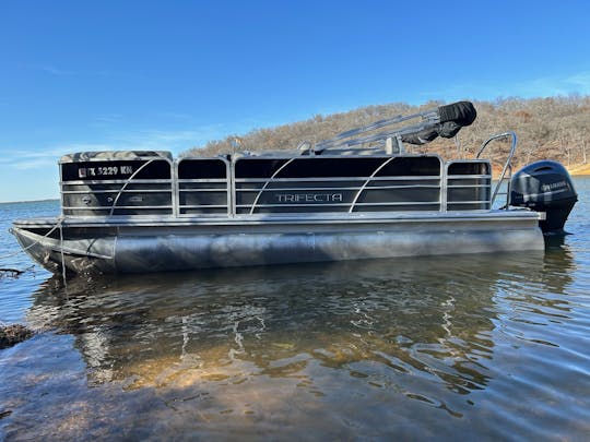 2022 TRIFECTA TRI-TOON PARTY BOAT-SEATS 11 ON LAKE LEWISVILLE