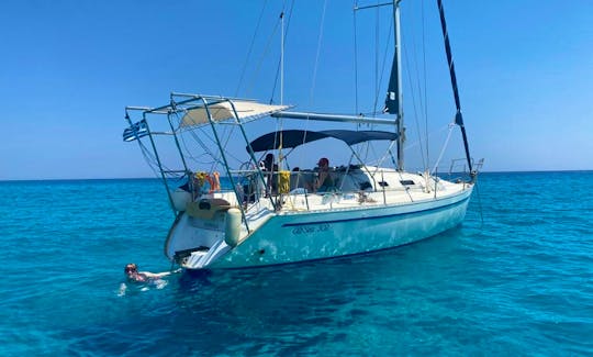 Cruising Monohull Sailing Daytrip to Blue Lagoon