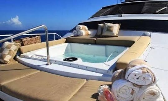 Versilcraft de 110 pieds avec toboggan et jacuzzi avec prise en charge à Tulum