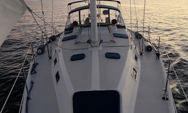 Velero Catalina MkII de 42 pies en la bahía de San Diego, California