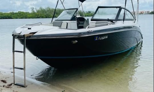 2021 Yamaha 212 Jet Boat Cruise/Sandbar confortavelmente