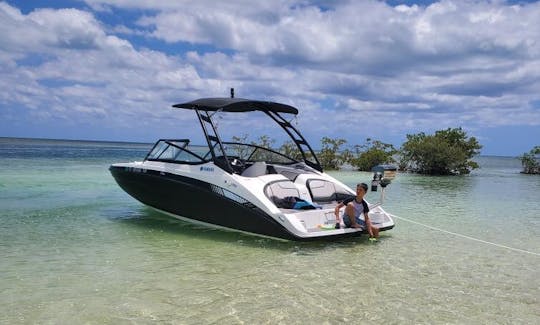 Yamaha AR210 Deck Boat in North Miami Beach