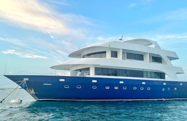 Luxury Liveaboard Cruiser Charter