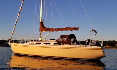 ¡Navega por el puerto de Gloucester y más allá a bordo del velero Catalina 36 MKI!