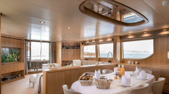 Experimente el epítome del lujo y la elegancia a bordo del yate Sanlorenzo SX88