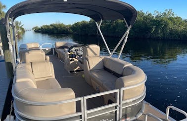 New Addition! 2020 Brand New Suntracker 24DLX Pontoon boat  in Cape Coral,