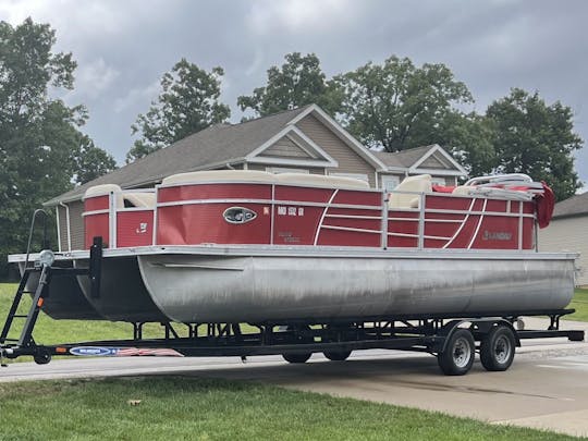 2021 Landau Cruise Island Breeze Tritoon Red com motor Suzuki de 150 HP 