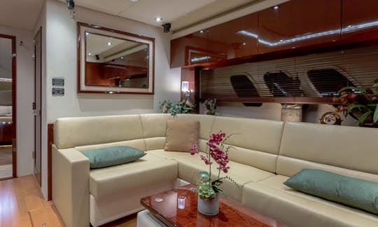 Beautiful Sea Ray Sundancer 540 Motor Yacht Charter in Miami Florida !