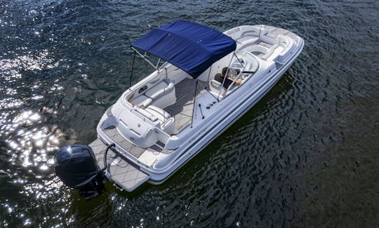 CHRIS CRAFT 27' Let us take your experience on the water to next level.