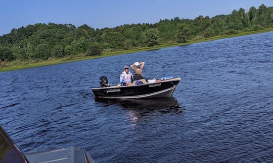 Barco de pesca Legend de 16 pés em Temiskaming Shores, Ontário, Canadá