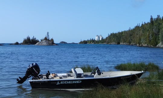 Barco de pesca Legend de 16 pés em Temiskaming Shores, Ontário, Canadá