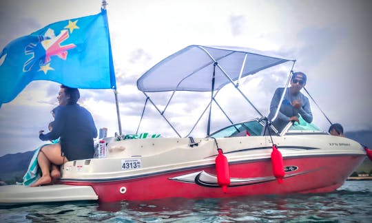 Sporty 18ft Bowrider for Watersports near Koolina Waianae Hawaii