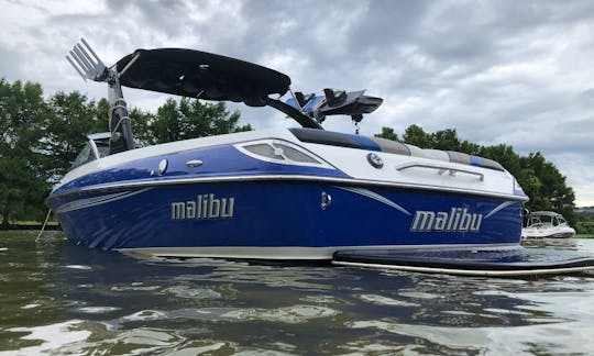 Malibu Sunsetter Wake/Ski Boat for 8 Passenger Available on Lake Travis!