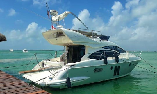 New Flybridge Azimut 40ft holds 12 in Cancun and Isla Mujeres 4hours minimum