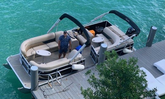 Best Seawater Pontoon Boat Rental in Miami for up to 10 peoples