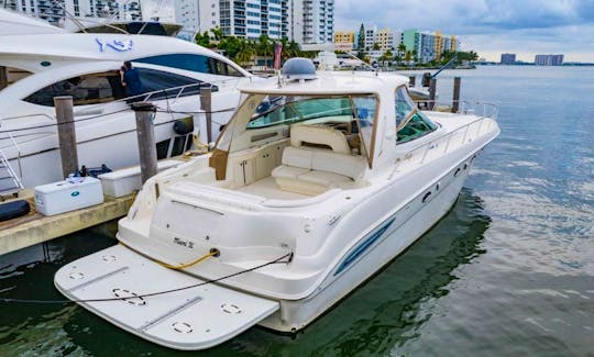 💥Hit the Water in Style with this 51' SEA RAY Motor Yacht for up to 12 people