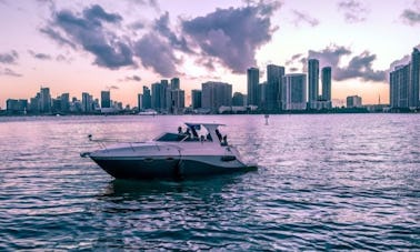 Iate a motor Rinker Fiesta de 32 pés para alugar em Miami