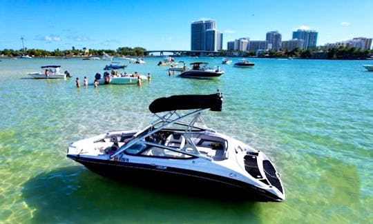 🌊MIAMI VIBES?🌊 IDEAL BOAT🛥 FOR A TANNING DAY☀️, WAKEBOARDING🏄🏻‍♂️, AND MUCH MORE!🏊🏽‍♂️🏖🥂🍾🎇