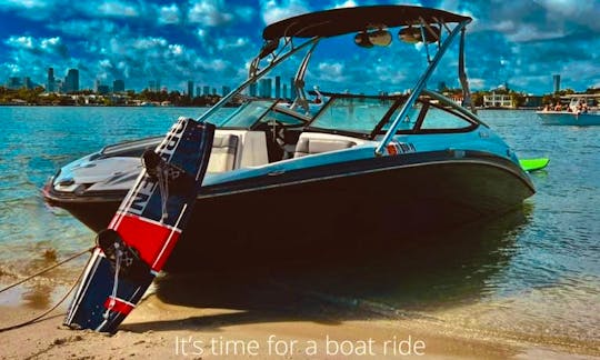 🌊MIAMI VIBES?🌊 IDEAL BOAT🛥 FOR A TANNING DAY☀️, WAKEBOARDING🏄🏻‍♂️, AND MUCH MORE!🏊🏽‍♂️🏖🥂🍾🎇