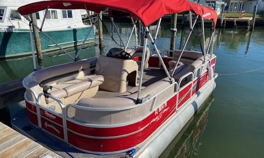 20ft Pontoon Suntracker Party Barge in St. Petersburg. Gas included!