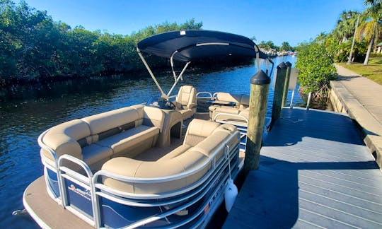 2022 20ft Sun Tracker Party Barge DXL 
90 hp 
All safety equipment on board 
GPS 
Cololer