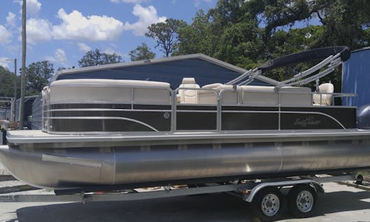 24' SunChaser Craft 8520 Classic Cruise-n-Fish Pontoon Rental in Tampa, Florida