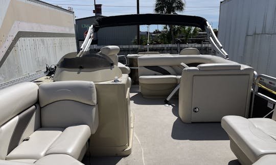 24' SunChaser Craft 8520 Classic Cruise-n-Fish Pontoon Rental in Tampa, Florida