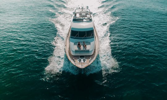 Méga yacht de luxe italien San Lorenzo de 82 pieds à louer à Dubaï
