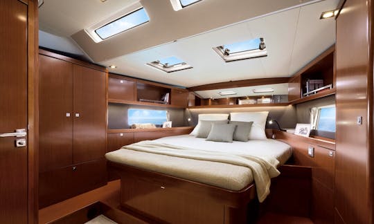The master cabin proves that in the Oceanis 55, Beneteau refused to compromise your living space