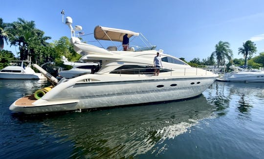 AICON de 65 pies: ¡yate a motor de lujo en Miami, Florida! 🛥