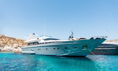 Excursion en bateau privé dans les îles des Cyclades à bord du yacht à moteur Cantieri di Pisa AKhIR 27 au départ d'Ornos, Mykonos, Grèce