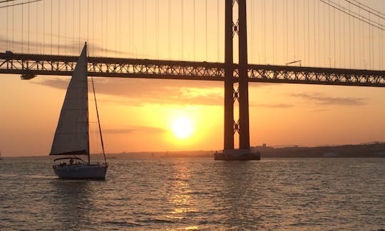 Beautiful Sunset Sailing Tour in Lisbon