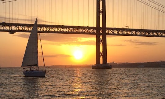 Beautiful Sunset Sailing Tour in Lisbon