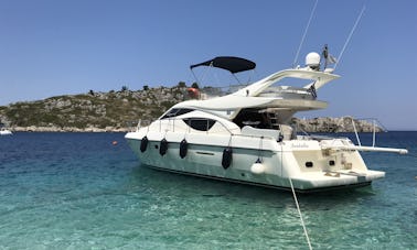 Amplio yate a motor Ferreti 46 disponible en Mykonos