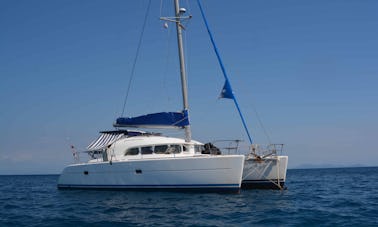 Catamarán Lagoon 380 con tripulación en le cratère marina, Nosy Be, Madagascar